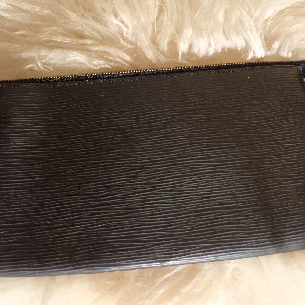 LOUIS VUITTON Epi Leather Pochette Accessoires Black - Picture 4 of 16